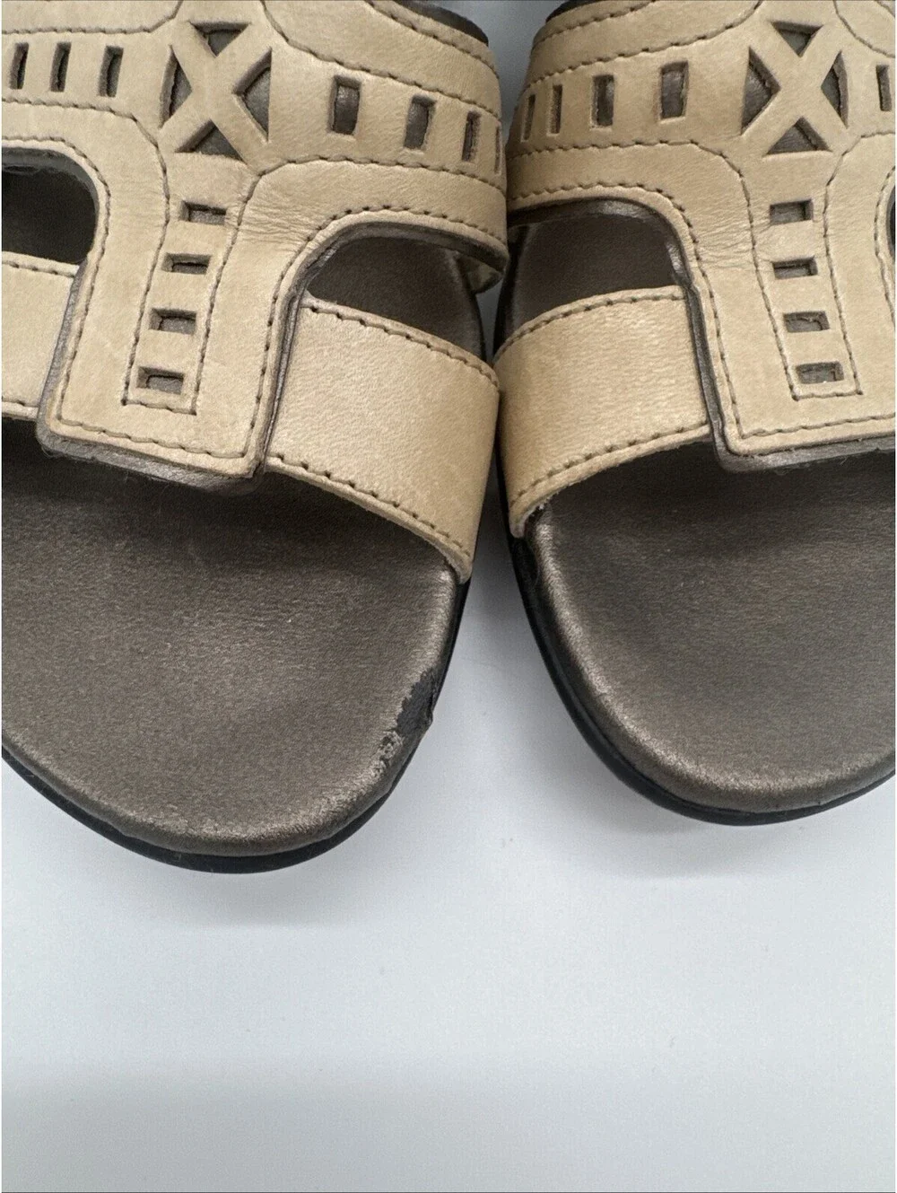 Clarks Bendables Women's Sandals Adjustable Strap, Leather, Beige, Size 7.5